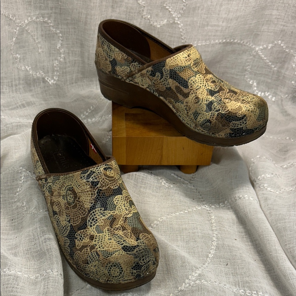 Sanita leather with lace / camouflage pattern clogs